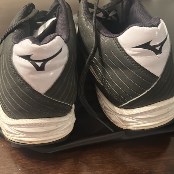 Mizuno Turf Shoes - Picture 3 of 3